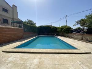 una piscina al centro di una casa di Tomi & Fonti a Guadamur