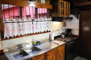 A cozinha ou cozinha compacta de Cabañas Bosque Del Faldeo