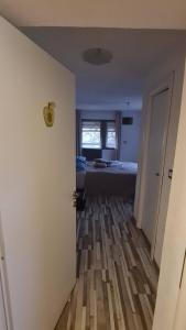 Afbeelding uit fotogalerij van camere de închiriat livada cu meri in Căpăţîneni-Ungureni +18 foto's