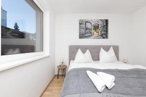 sypialnia z dwoma łóżkami i oknem w obiekcie Apartment SCHLADMING - Neualm center w Schladming +17 zdjęć