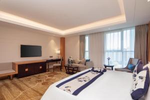 Televiisor ja/või meelelahutuskeskus majutusasutuses Metropolo Jinjiang Yongqing Daxing International Airport Hotel