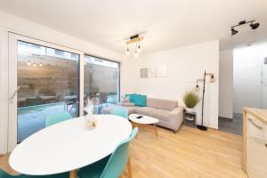 salon ze stołem i kanapą w obiekcie Apartment SCHLADMING - Neualm center w Schladming