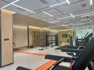 雅安雅安芦山希尔顿惠庭酒店的拥有一排排跑步机和器械的健身房