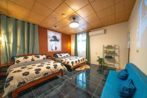 A bed or beds in a room at SKYPIEA Villa 空島五館-萬國 宜蘭包棟民宿l電動麻將l烤肉BBQl聚會