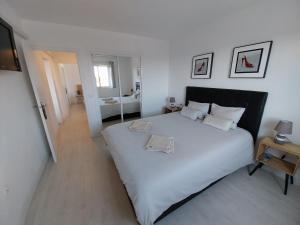 Posteľ alebo postele v izbe v ubytovaní Beach Front Sea View Punta Prima