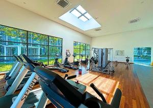 Fitness centrum a/nebo fitness zařízení v ubytování Cozy Panoramic KL Skyline View, #LA1