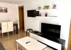Televízia a/alebo spoločenská miestnosť v ubytovaní Moderno y acogedor apartamento para 6 personas