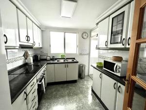 Kuchyňa alebo kuchynka v ubytovaní Moderno y acogedor apartamento para 6 personas