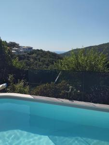 una piscina con vistas a una colina en Chambre d'hôte partine cap Corse, en Santa-Maria-di-Lota