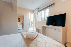 TV a/nebo společenská místnost v ubytování Planos Beach Hotel