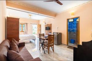 TV a/nebo společenská místnost v ubytování Rodrigues Residency Goa