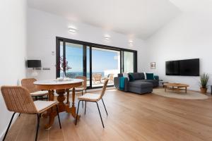 a living room with a table and a couch at Apartamento Links Il in San Roque