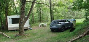 Κήπος έξω από το mobil home en pleine nature avec piscine proche