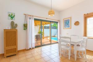 ein Esszimmer mit einem Tisch und Stühlen sowie eine Terrasse in der Unterkunft VILLA Paraiso del sol in La Oliva + 14 Fotos