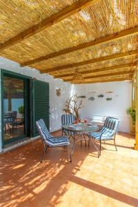 eine Terrasse mit einem Tisch und Stühlen auf einer Terrasse in der Unterkunft VILLA Paraiso del sol in La Oliva