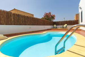 einen Pool im Hinterhof mit einem Zaun in der Unterkunft VILLA Paraiso del sol in La Oliva