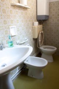uma casa de banho com um lavatório branco e um WC. em Corte Sant'Anna em Galatone
