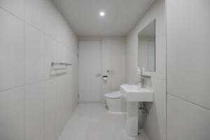 カピョンにあるAank Air Hotel Gapyeongの洗面台とトイレを備えた白いバスルーム +22枚の写真