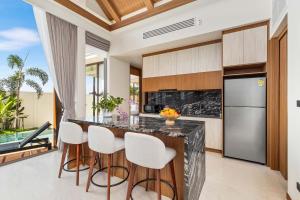 Η κουζίνα ή μικρή κουζίνα στο The Ozon Bangtao 3-bedrooms Villas with pool by My Home Phuket