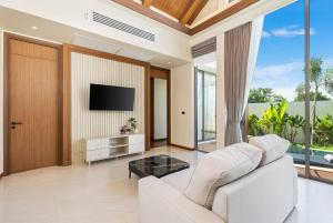Μια τηλεόραση ή/και κέντρο ψυχαγωγίας στο The Ozon Bangtao 3-bedrooms Villas with pool by My Home Phuket