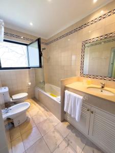 Ένα μπάνιο στο GuestReady - Funchal Sunny Retreat