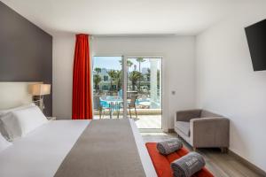 Ein Bett oder Betten in einem Zimmer der Unterkunft Barceló Corralejo Sands