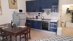 A kitchen or kitchenette at Happy Apartment - TWA