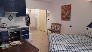 A kitchen or kitchenette at Happy Apartment - TWA