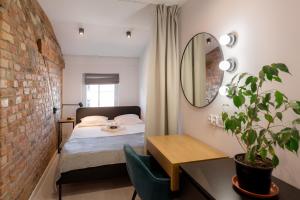 トルンにあるSteel And Wood Apartmentのベッドとレンガの壁がある寝室