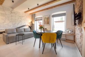 トルンにあるSteel And Wood Apartmentのソファとテーブルと椅子のあるリビングルーム