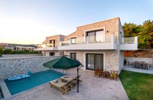 una villa con piscina y una casa en Villa Hodaj 2, en Afantou