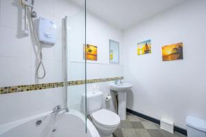 Ένα μπάνιο στο -F10GH- For relaxed and Cosy stay, Free Parking, WiFi +31 φωτογραφίες