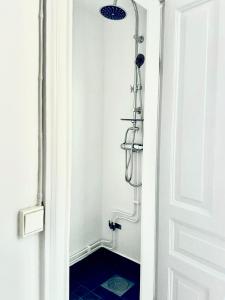 Et badeværelse på Lägenhet med fantastiskt läge + 28 billeder