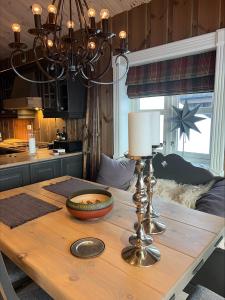 a table with a lamp on top of it at Ullsheim Grendehytte in Beitostøl +11 photos