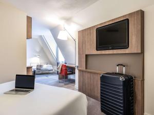 TV a/nebo společenská místnost v ubytování Hotel Novotel Brussels Off Grand Place