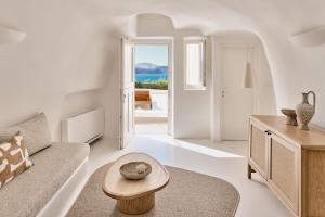 Postel nebo postele na pokoji v ubytování Mystique, a Luxury Collection Hotel, Santorini