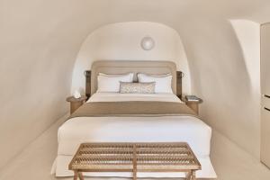 Postel nebo postele na pokoji v ubytování Mystique, a Luxury Collection Hotel, Santorini