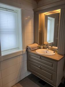 ein Badezimmer mit Waschbecken und Spiegel in der Unterkunft Ullsheim Grendehytte in Beitostøl + 11 Fotos