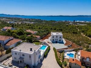 Una vista aérea de una casa blanca con piscina. en New Luxury Villa "Via", en Zadar