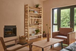 un salon avec un canapé et une cheminée dans l'établissement Yarn - Romy Deluxe Apartment, à Ballycastle