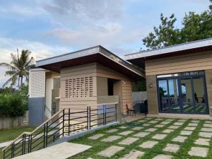 una piccola casa con balcone e patio di Cristina's Holiday Home a Amadeo