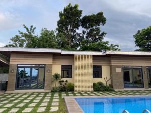 una casa con una piscina di fronte di Cristina's Holiday Home a Amadeo Altre 5 foto