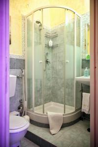 bagno con doccia e servizi igienici. di B&B Bed Pegaso a Roma