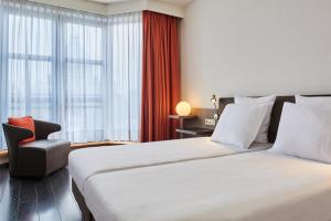Postel nebo postele na pokoji v ubytování Theater Hotel