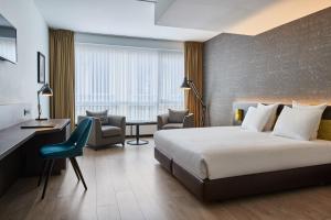 Postel nebo postele na pokoji v ubytování Theater Hotel