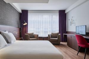 Postel nebo postele na pokoji v ubytování Theater Hotel