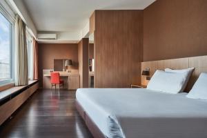 Postel nebo postele na pokoji v ubytování Theater Hotel