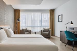 Postel nebo postele na pokoji v ubytování Theater Hotel