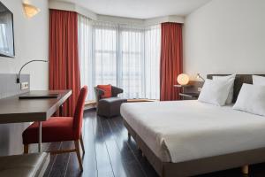 Postel nebo postele na pokoji v ubytování Theater Hotel
