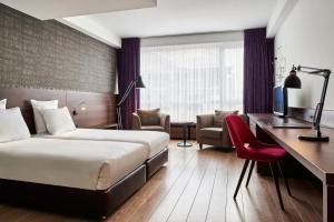 Postel nebo postele na pokoji v ubytování Theater Hotel